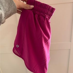 RARE 2019 “Fantom Fuchsia” Pink Hotty Hot Shorts Sz 2 Lululemon Women